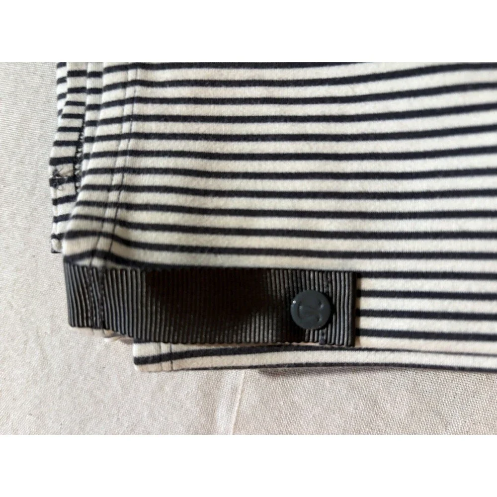 Lululemon Vinyasa Scarf Womens One Size Dark Grey and White Snap Closure